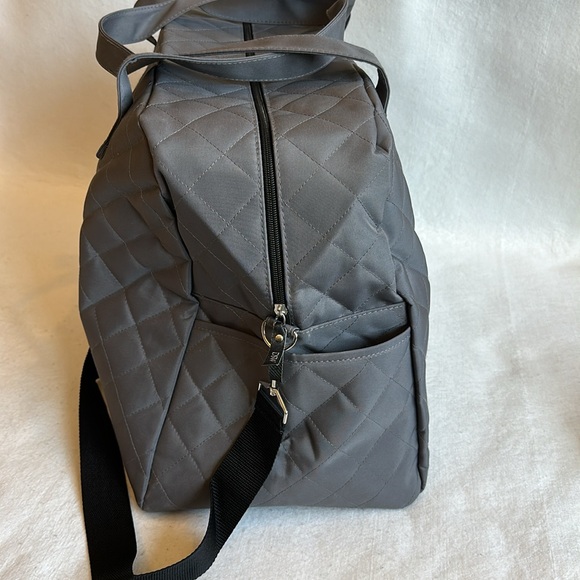 NWOT DSW Quilted Gray Duffle Bag with 2 Handles & adjustable shoulder strap - Picture 3 of 10